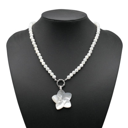 Collier boule en nacre attache bouée en acier avec pendentif fleur de monoi