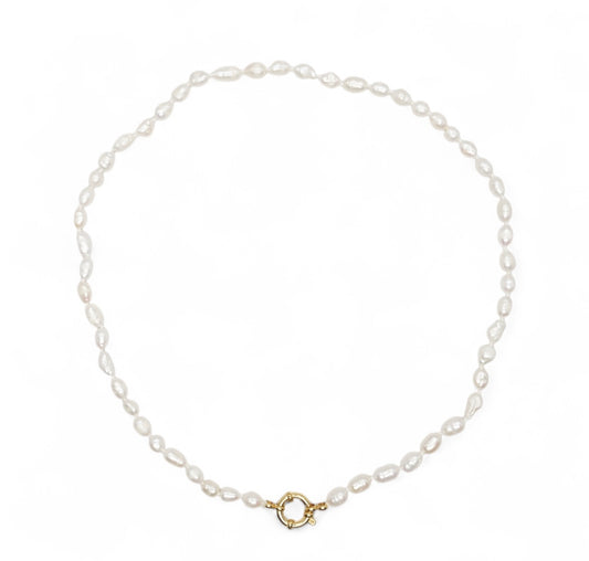 Collier en perles d’eau douce 5-5.5 mm attache bouée en acier doré numéro 9