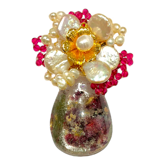 Broche fleurie en quartz fantôme, rubis et perle de rivière (Exemplaire unique)