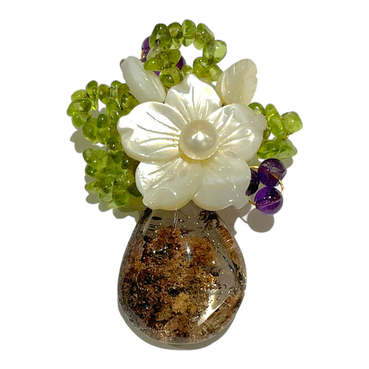 Broche fleurie en quartz fantôme, péridot, améthyste et perle de rivière (Exemplaire unique)