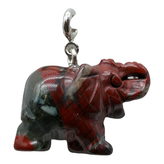 Pendentif éléphant argenté en Jaspe héliotrope (Trompe en l’air — symbole de bonne fortune et de prospérité)