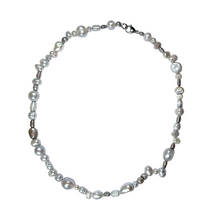 Load image into Gallery viewer, Collier en perles d’eau douce gris G-2
