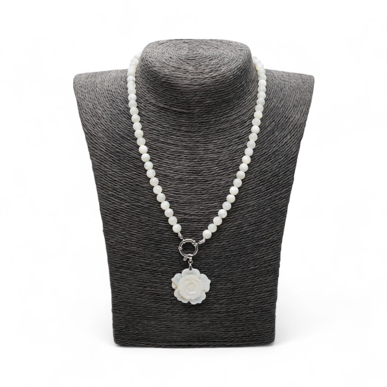 Collier boule en nacre attache bouée en acier argenté avec pendentif fleur