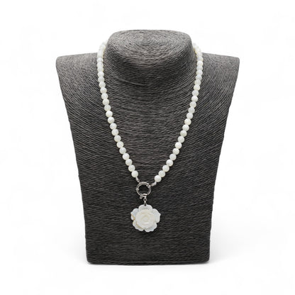 Collier boule en nacre attache bouée en acier argenté avec pendentif fleur