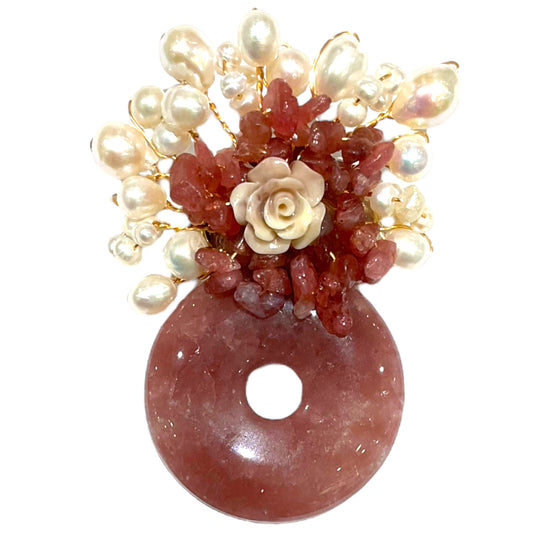 Broche fleurie en quartz fraise et perle de rivière (Exemplaire unique)