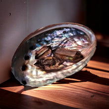 Charger l&#39;image dans la galerie, Coquille d&#39;ormeau porte encens
