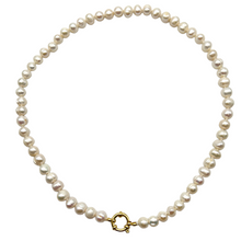 Load image into Gallery viewer, Collier en perles d’eau douce 7-8mm attache bouée en acier doré ou argenté numero 13
