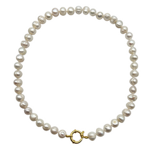 Load image into Gallery viewer, Collier en perles d’eau douce 9-10mm attache bouée en acier doré ou argenté numero 16
