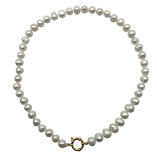 Load image into Gallery viewer, Collier en perles d’eau douce A 9-10mm attache bouée en acier doré ou argenté numero 17
