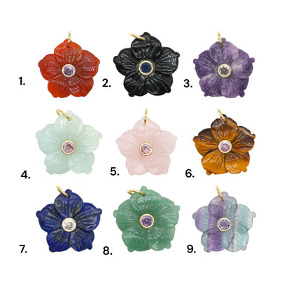 Pendentif fleur hibiscus 30 mm avec pierre zircon aléatoire (12 pierres disponible) (bélière non incluse)