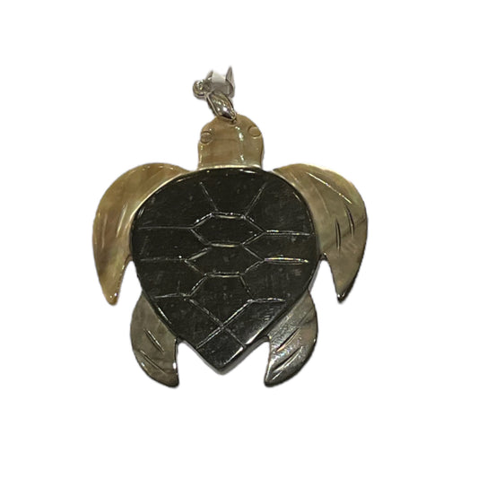 Pendentif tortue noire en nacre d’abalone