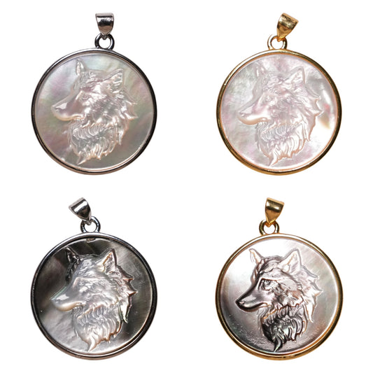 Pendentif Loup nacre sculpté main orné