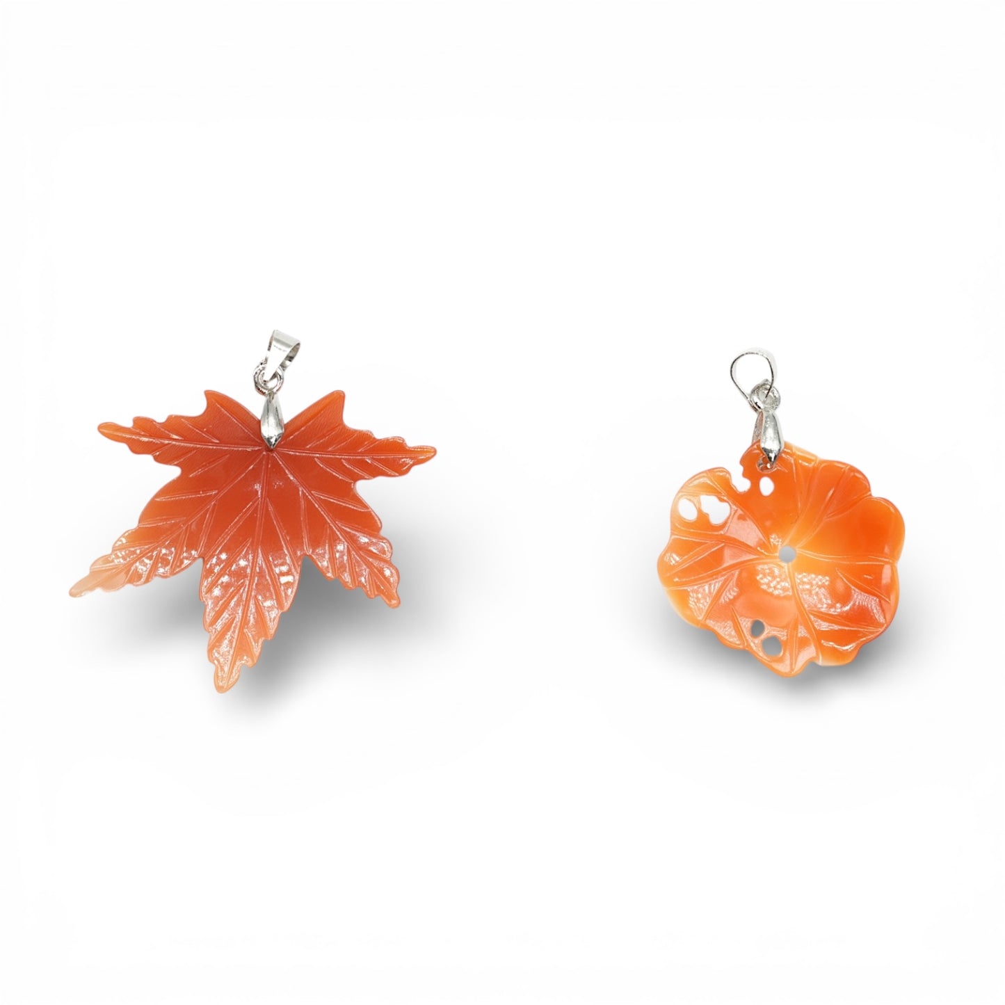 Pendentif feuille sculptée en nacre de Tumau orange
