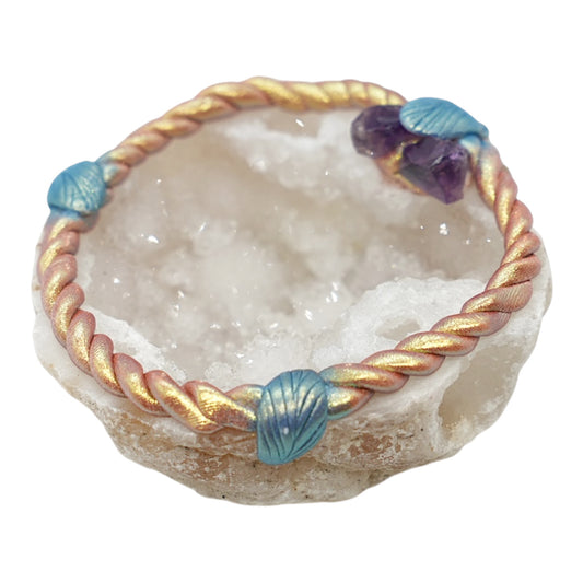 Demi géode 8 cm de cristal de roche avec éléments décoratifs