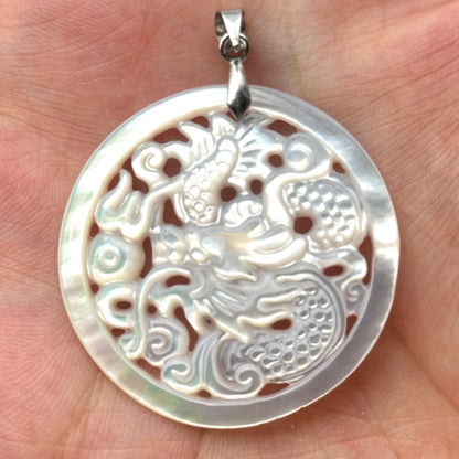 Pendentif dragon sculpté main nacre blanche