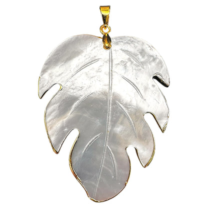 Pendentif feuille en nacre orné