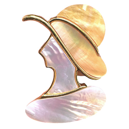 Broche dame au chapeau nacre dorée