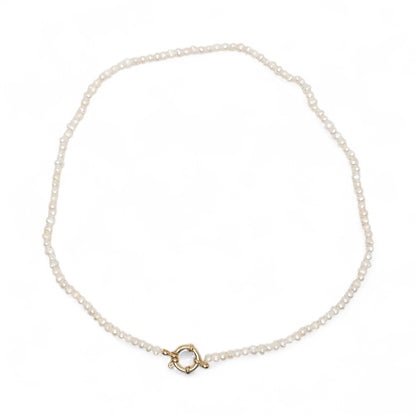 Collier en perles d’eau douce 4-5 mm attache bouée en acier doré numero 1