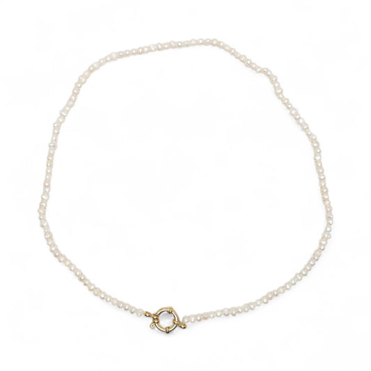 Collier en perles d’eau douce 4-5 mm attache bouée en acier doré numero 1