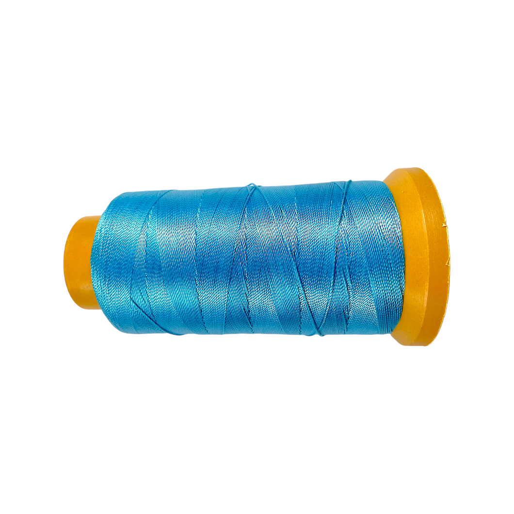 Bobine de fil en nylon bleu azur pour fabrication de collier