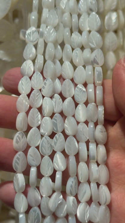 Fil de feuille en nacre blanche percé verticalement