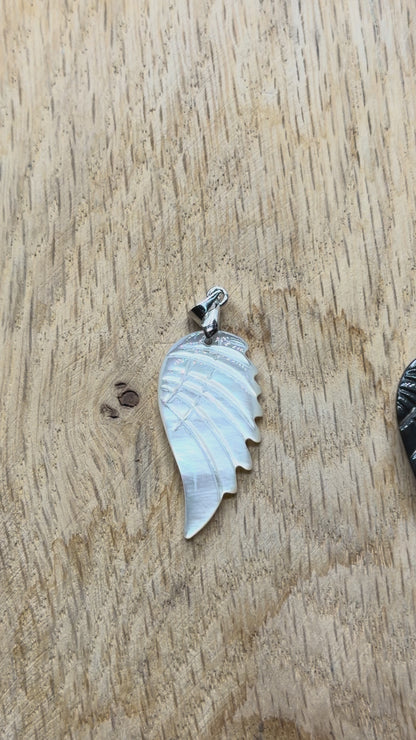 Pendentif forme aile 3x1.5 cm en nacre/abalone