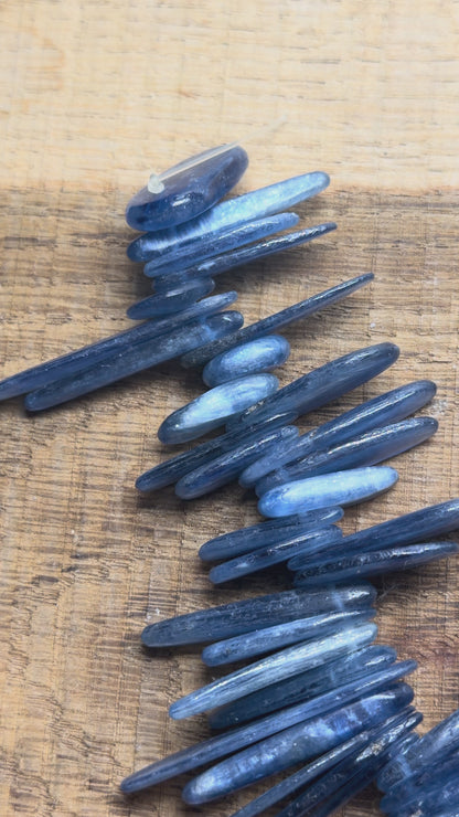 Fil de perle baroque Cyanite bleue 20x5 mm