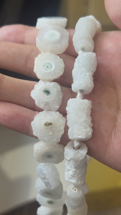 Fil de perles forme libre en Agate cristallisée (2 formes disponible)