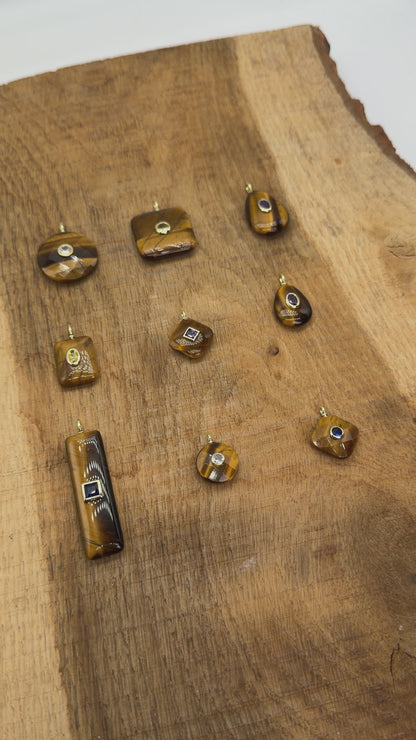 Collier/Pendentif en Œil de Tigre avec pierre Zircon couleur aléatoire (9 formes disponible)