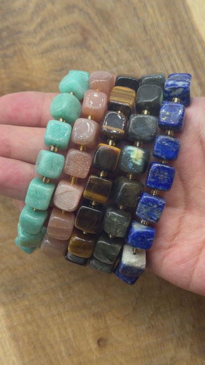 Bracelet Cube avec perle de rocailles dorée 10 mm (5 pierres disponibles)