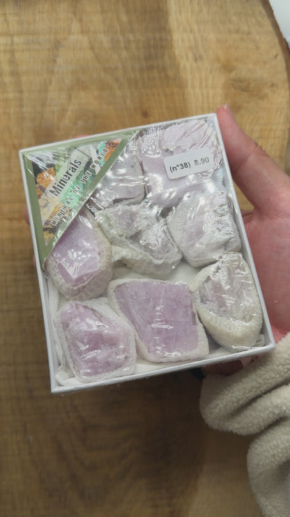 Boîte de mini Kunzite brute 8,5x10x3,5 cm N°38