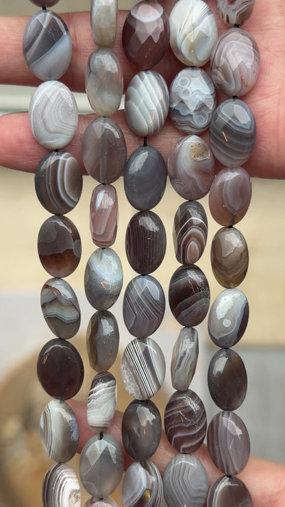 Fil de pierre forme libre Agate Botswana ovale facetté 10x14 mm (référence 62)