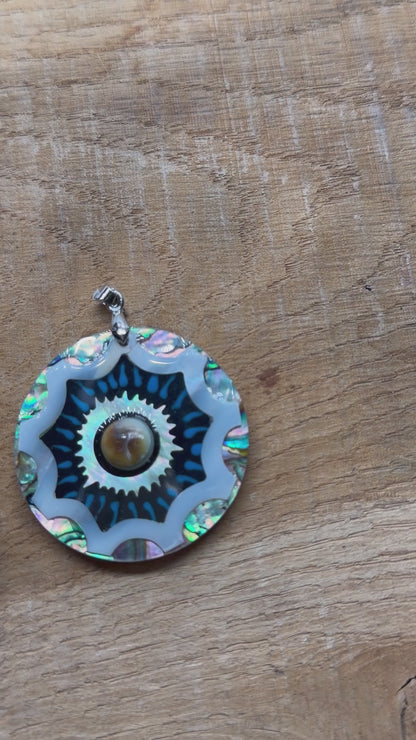 Pendentif ronde en Nacre abalone & oeil de shiva 4 cm (talisman porte-bonheur, protection, la chance et l’ouverture spirituelle)
