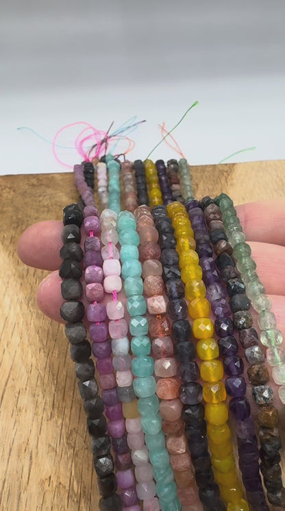 Fil de perles cube facetté 4x4 mm (40 pierres disponibles)