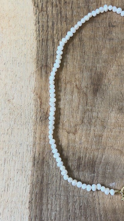 Collier en perles d’eau douce 4-5 mm attache bouée en acier doré numero 2