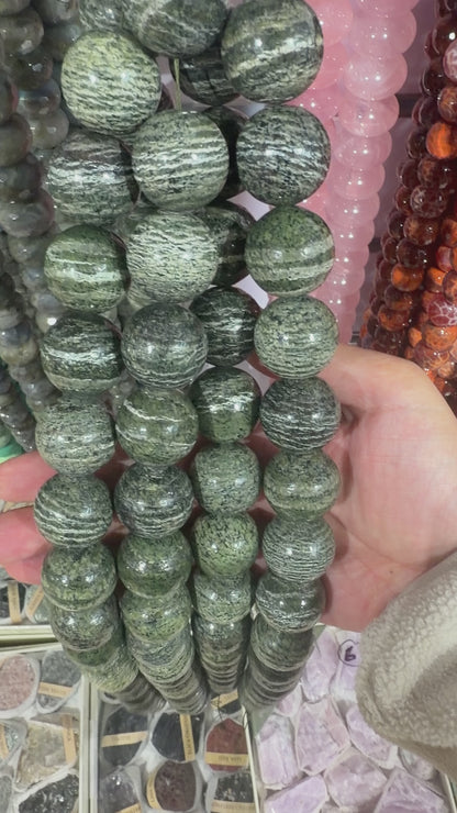 Fil de perle Serpentine verte reflet argenté 22 mm