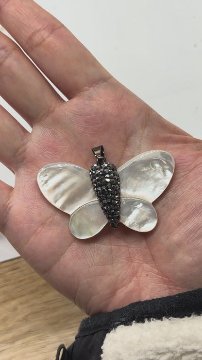 Pendentif avec strass noir forme papillon en nacre