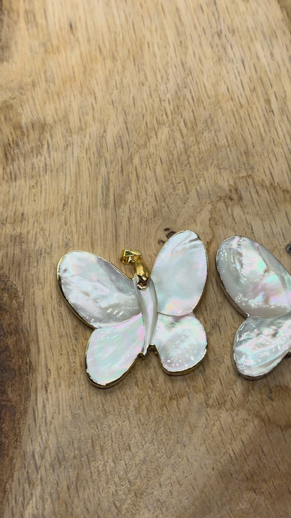 Pendentif Papillon nacre 3.5x3.5 cm (3 pierres disponible)