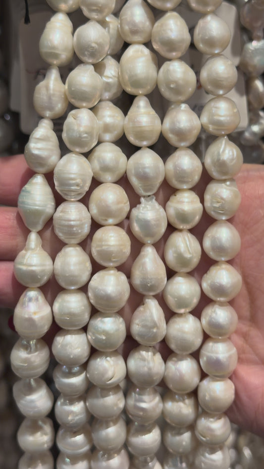 Fil de perle d’eau douce 11-15 mm [106]