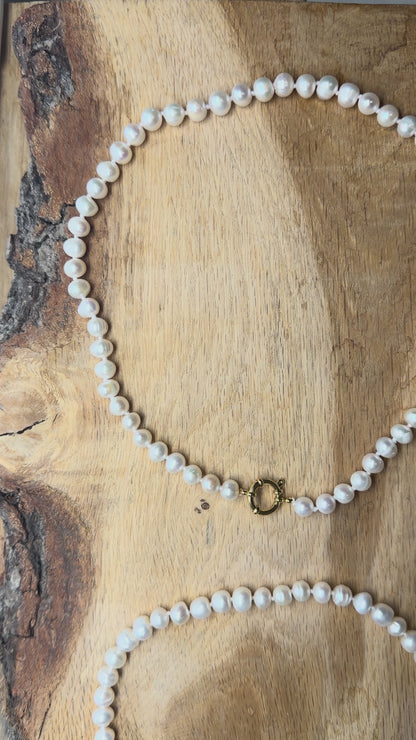 Collier en perles d’eau douce 8-9 mm attache bouée en acier doré numero 17