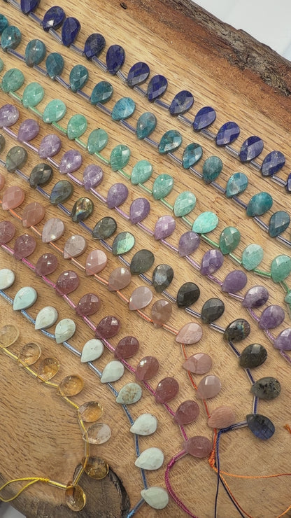 Fil de petits pendentifs goutte facetté plate 8x12 mm (19 pierres disponible)