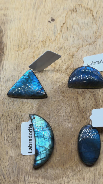 Pendentif en labradorite extra bleue forme aléatoire