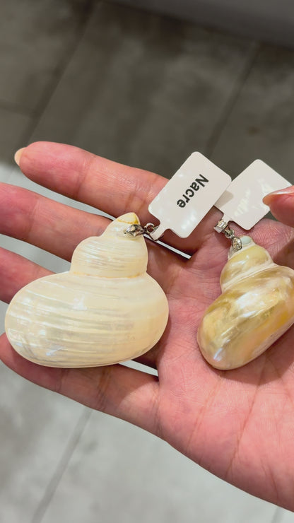 Pendentif forme coquillage en nacre