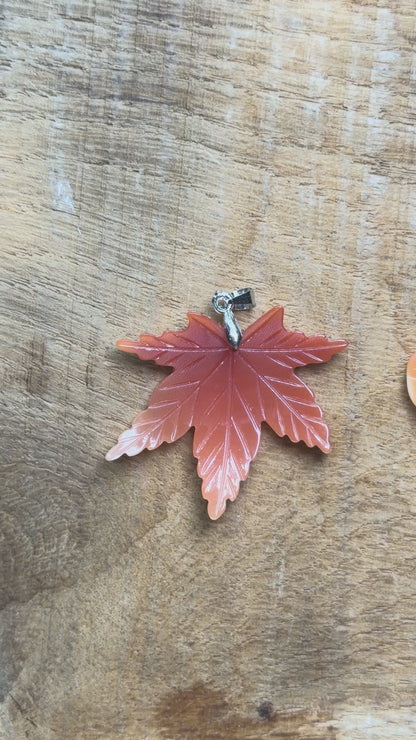 Pendentif feuille sculptée en nacre de Tumau orange