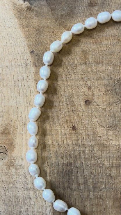 Collier en perles d’eau douce 7-8 mm attache bouée en acier doré numéro 16