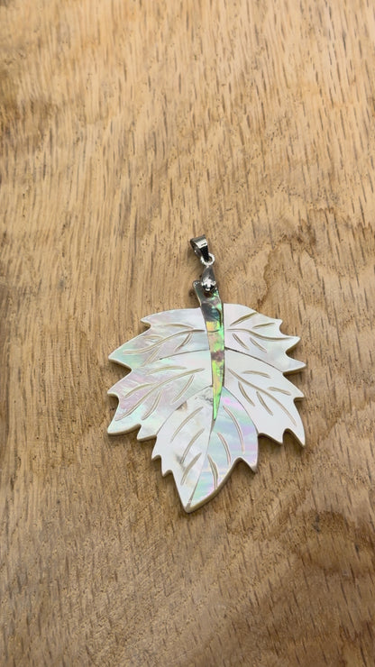 Pendentif feuille érable 4.5x4 cm nacre/coquille abalone