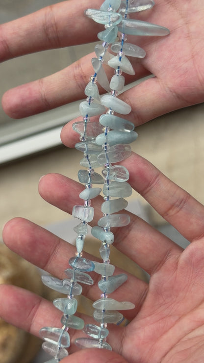 Fil de perle forme libre Aigue marine avec perles de rocaille 8x16 mm (référence 100)