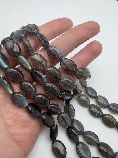 Fil de perle ovale en Labradorite AAA