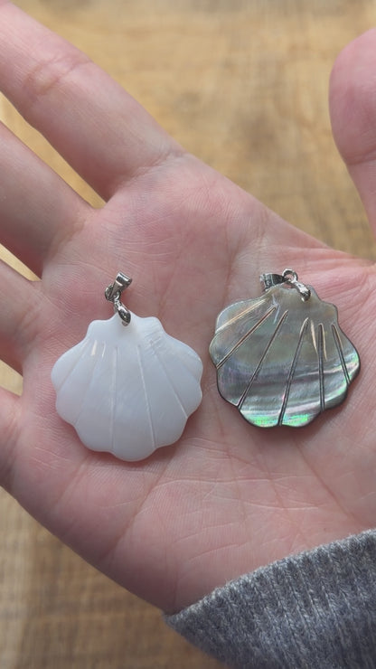 Pendentif forme coquillage en nacre