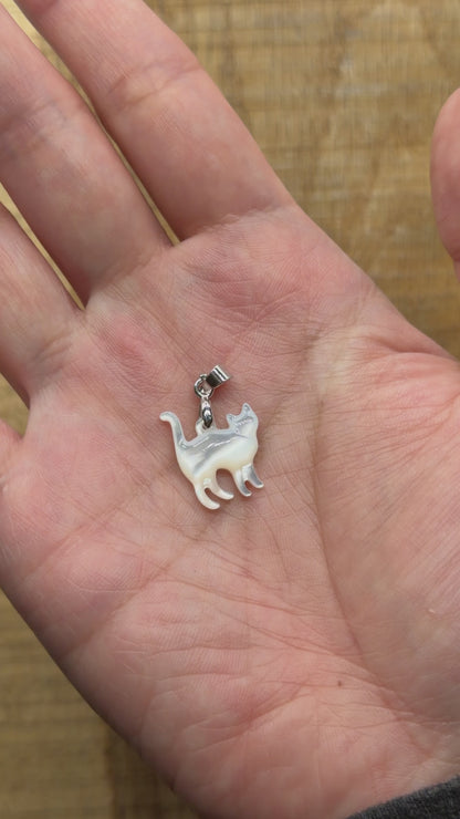 Pendentif chat en nacre 1x2 cm